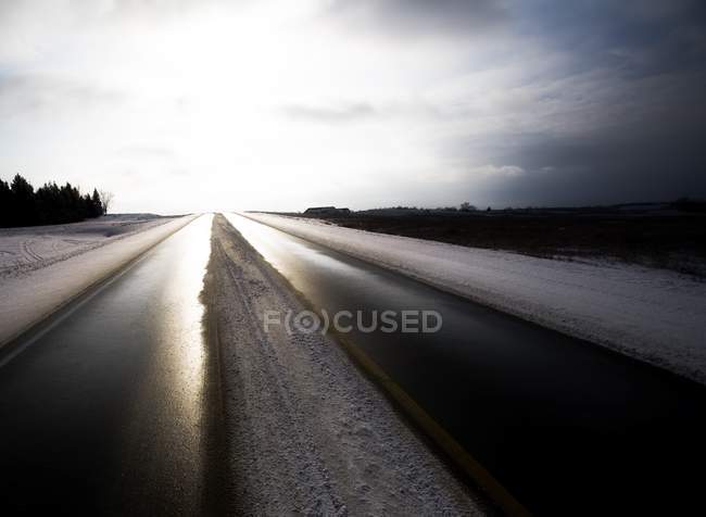 Camino a través del paisaje de invierno - foto de stock