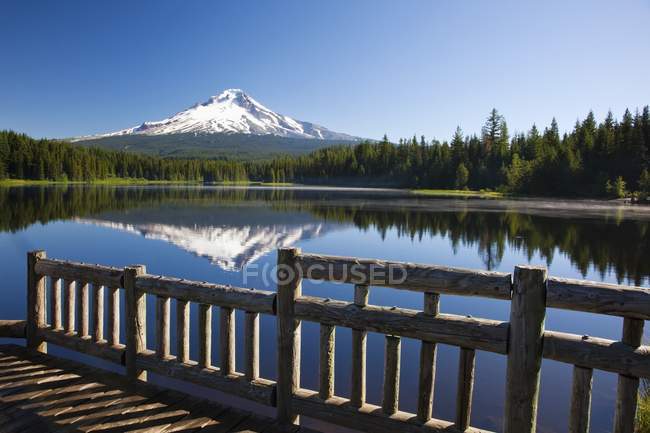 Reflet du mont Hood dans le lac Trillium — Photo de stock