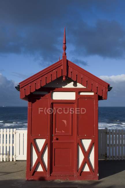 Pequeno edifício vermelho — Fotografia de Stock