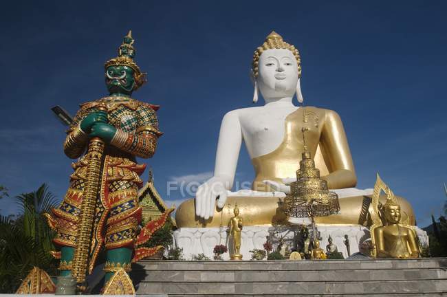 Statue du temple Wat Doi Kham — Photo de stock