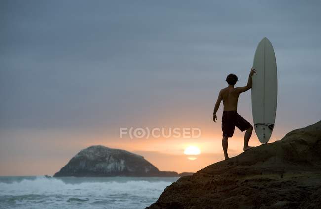 Задня подання серфера на пляжі Muriwai Нової Зеландії — стокове фото