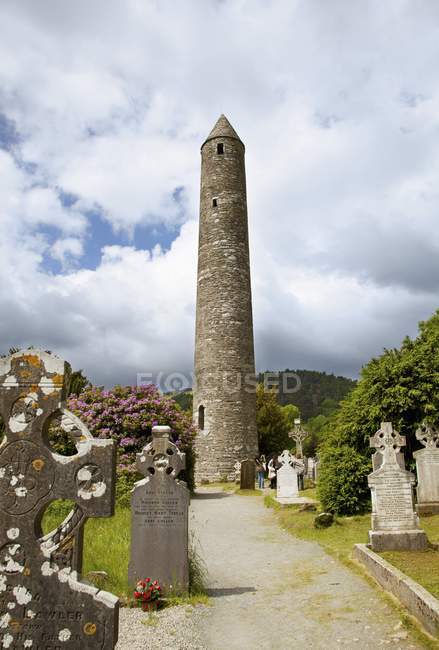 Grabstein auf Friedhof und Turm — Stockfoto
