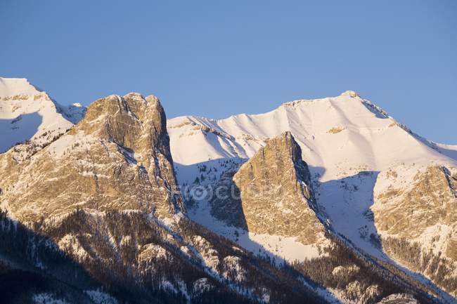 Сніговий покрив гірського масиву — стокове фото