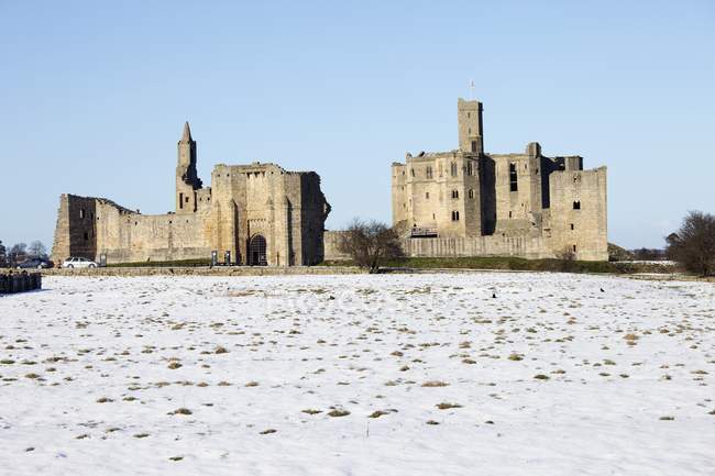 Замок зі снігом на землі — стокове фото