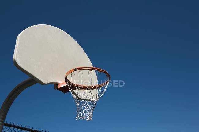 Vista del aro de baloncesto - foto de stock