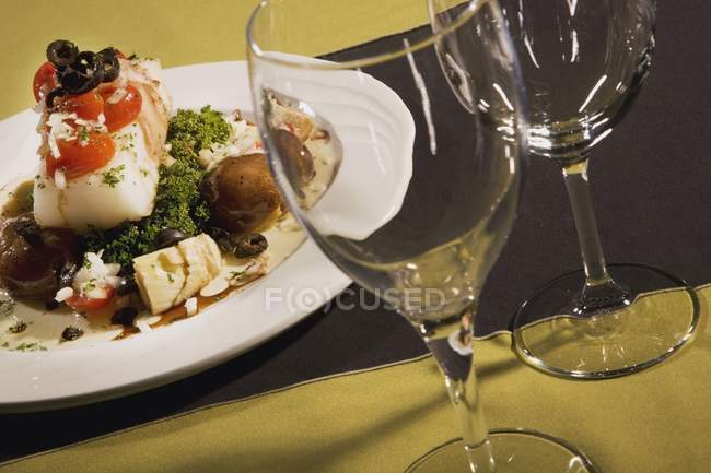 Ужин на тарелке и стаканах — стоковое фото