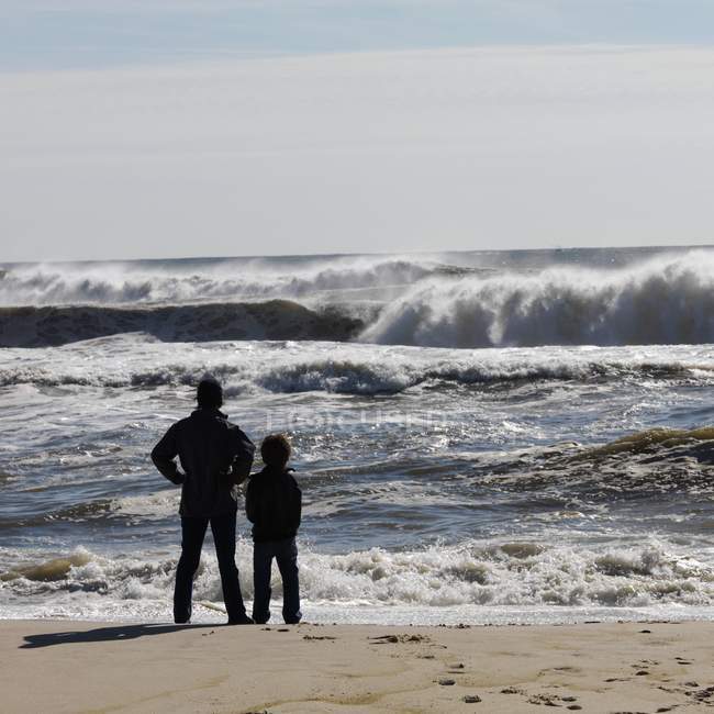 Erwachsene mit Kind am Strand, sag harbor, New York, Vereinigte Staaten — Stockfoto