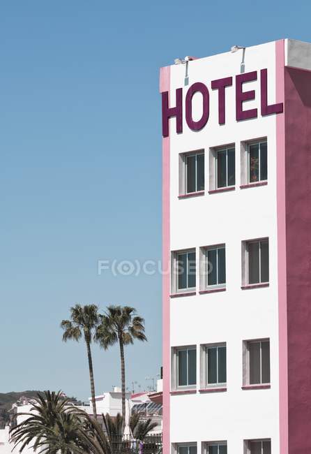 Hotel e palme — Foto stock