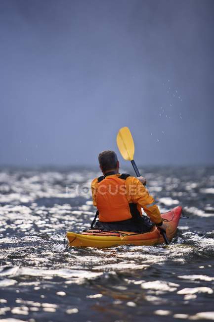 Vue arrière de Man Kayak près de Snoqualmie Falls, Washington, États-Unis — Photo de stock