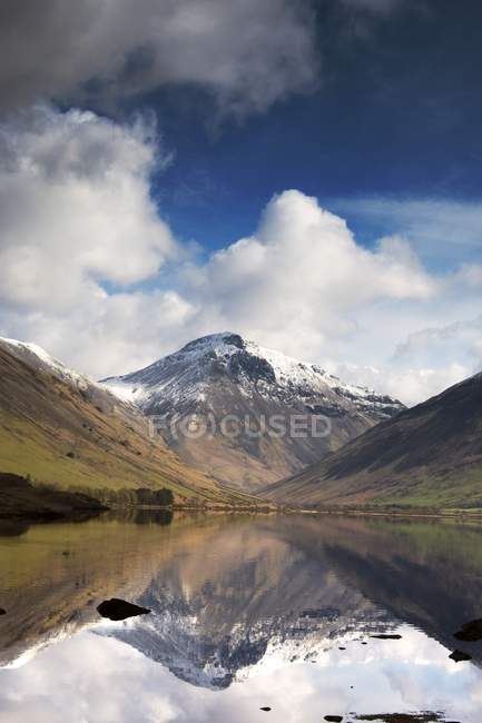 Mountains with snow on peaks — Stock Photo