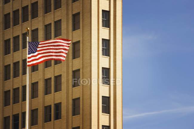 Bandeira americana na frente da construção — Fotografia de Stock