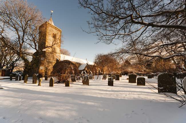 Старое кладбище зимой — стоковое фото
