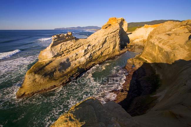 Vue des rochers dans l'eau — Photo de stock
