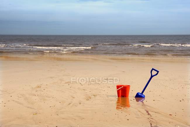 Пляж відро і лопатою — стокове фото