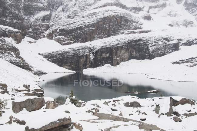 Montanhas cobertas de neve e lago — Fotografia de Stock