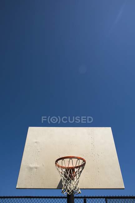 Вид на баскетбольное кольцо — стоковое фото