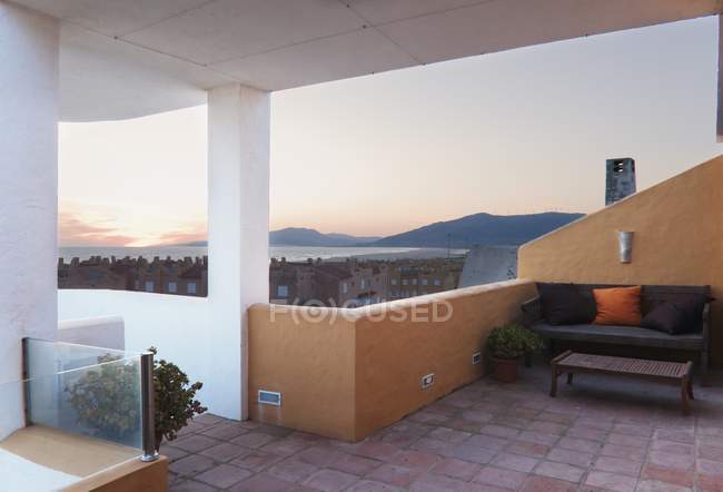 Меблі на відкритому повітрі патіо в місті Tarifa, Кадіс, Андалусия, Іспанія — стокове фото