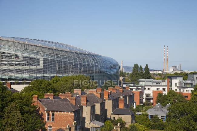 Стадион окружен зданиями — стоковое фото