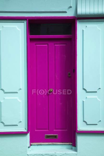 Porte rose de la maison — Photo de stock