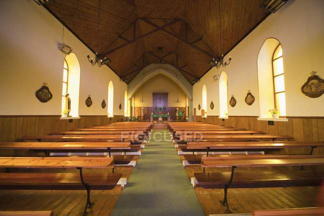 Igreja com bancos de madeira — Fotografia de Stock