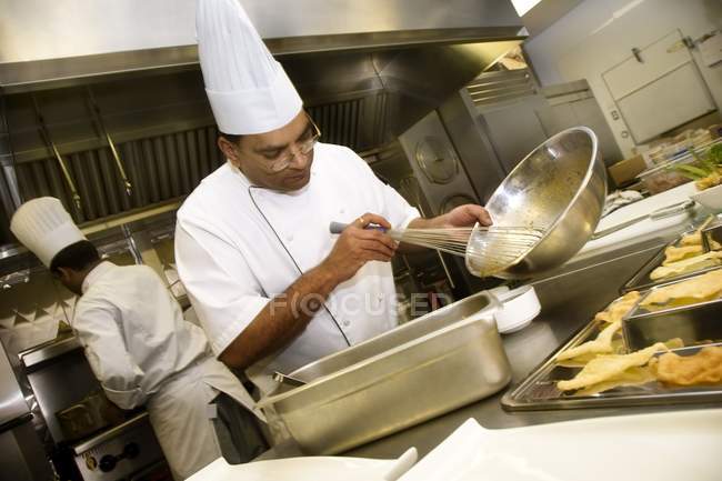 Deux chefs professionnels préparant la nourriture dans le restaurant moderne — Photo de stock