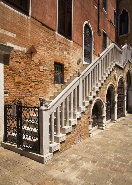 Venezianische Stufen und Innenhof — Stockfoto