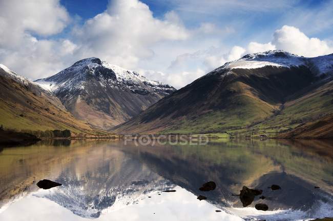 Montañas y lago al aire libre - foto de stock