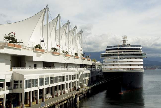 Barco en el puerto de Vancouver - foto de stock