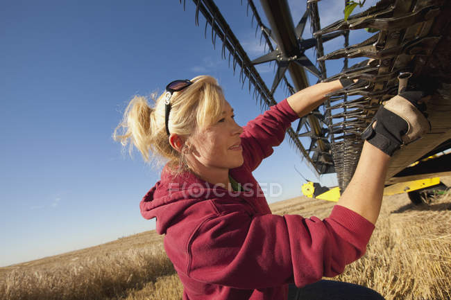 Mujer trabaja en combinar - foto de stock