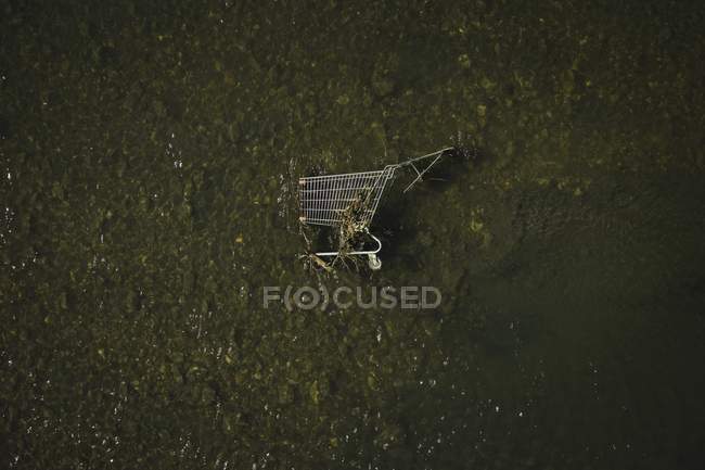Blick von oben auf verlassene Einkaufswagen im Fluss — Stockfoto