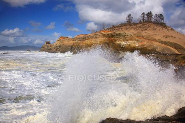 Волны, разбивающиеся о скалу — стоковое фото
