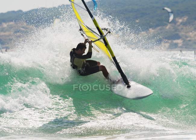 Atleta adulto estremo su tavola da windsurf. Tarifa, Cadice, Andalusia, Spagna — Foto stock