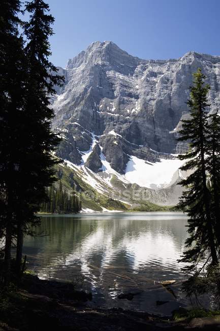 Bergsee spiegelt Berg wider — Stockfoto