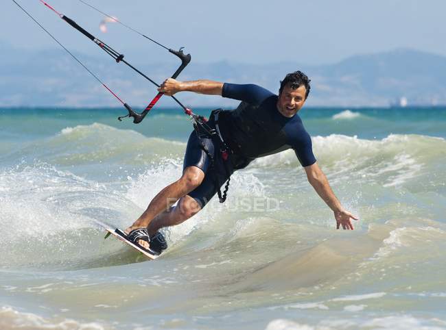 Atleta estremo su tavola da kitesurf. Tarifa, Cadice, Andalusia, Spagna — Foto stock