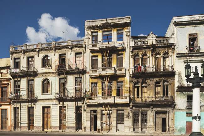Maisons cubaines habitées — Photo de stock
