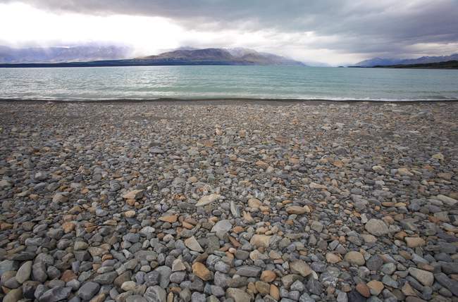 Playa rocosa con piedras - foto de stock
