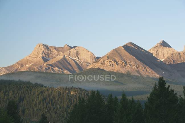 Chaîne de montagnes Au lever du Soleil, Crowsnest — Photo de stock