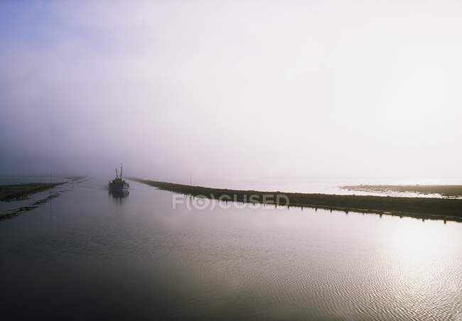 Вітрильник на Туманний ранковий — стокове фото