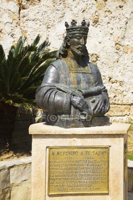 Statue von alfonso x el sabio — Stockfoto