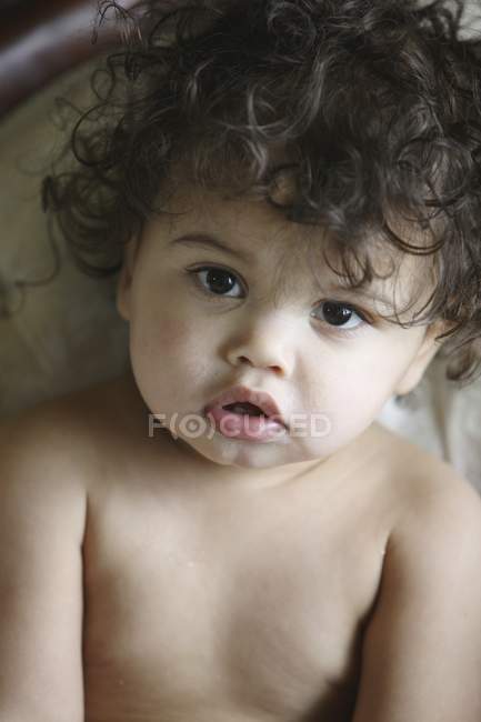 Ritratto di giovane bambina con capelli ricci scuri — Foto stock
