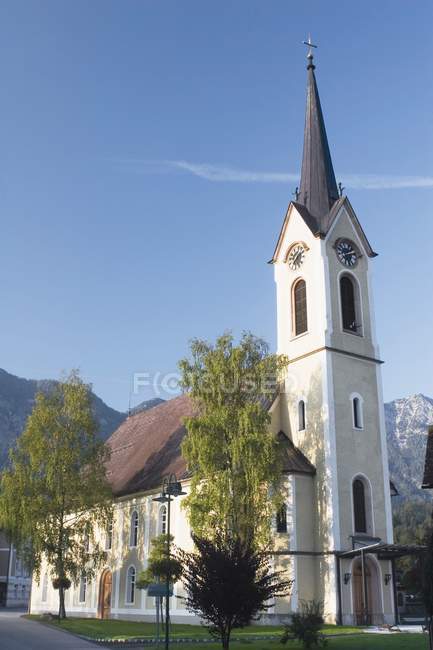 Igreja a pé da colina — Fotografia de Stock