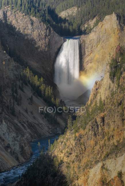 Cachoeira de montanha e rio — Fotografia de Stock