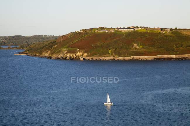 Barca a vela In Porto con collina — Foto stock