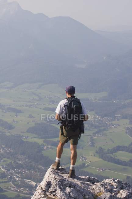 Senderista masculino con vistas al valle - foto de stock