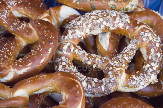 Primo piano vista di gustosi pretzel al forno — Foto stock