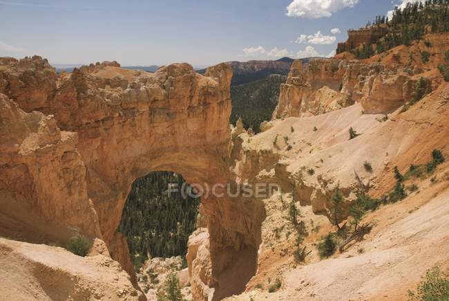 Arco nella formazione rocciosa — Foto stock