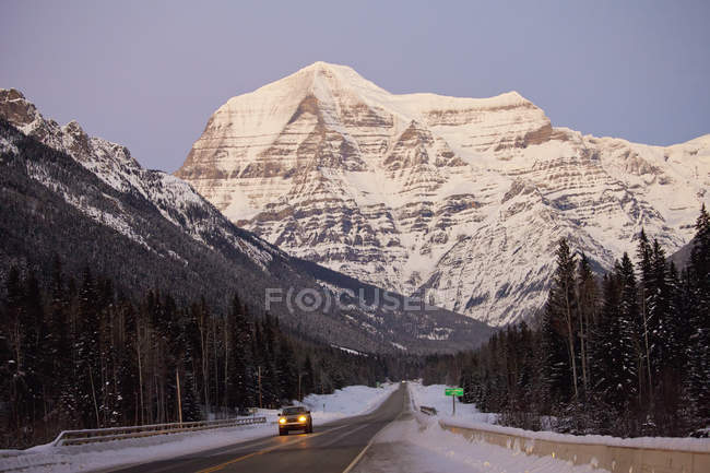 Carretera que conduce a la montaña - foto de stock