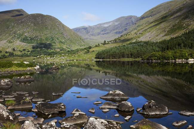 Озеро с камнями в воде — стоковое фото