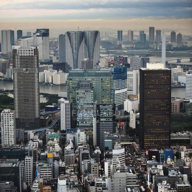 Skyline Al anochecer en Tokio - foto de stock