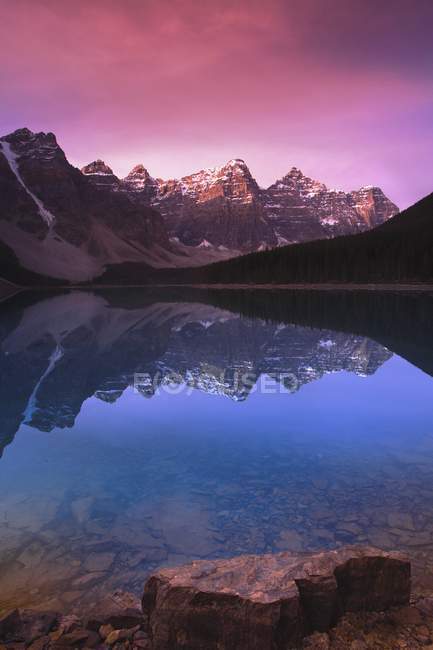 Віддзеркалення гір озеро — Stock Photo